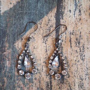 💎 Dainty Teardrop Crystal Earrings – Sparkle & Elegance 💎